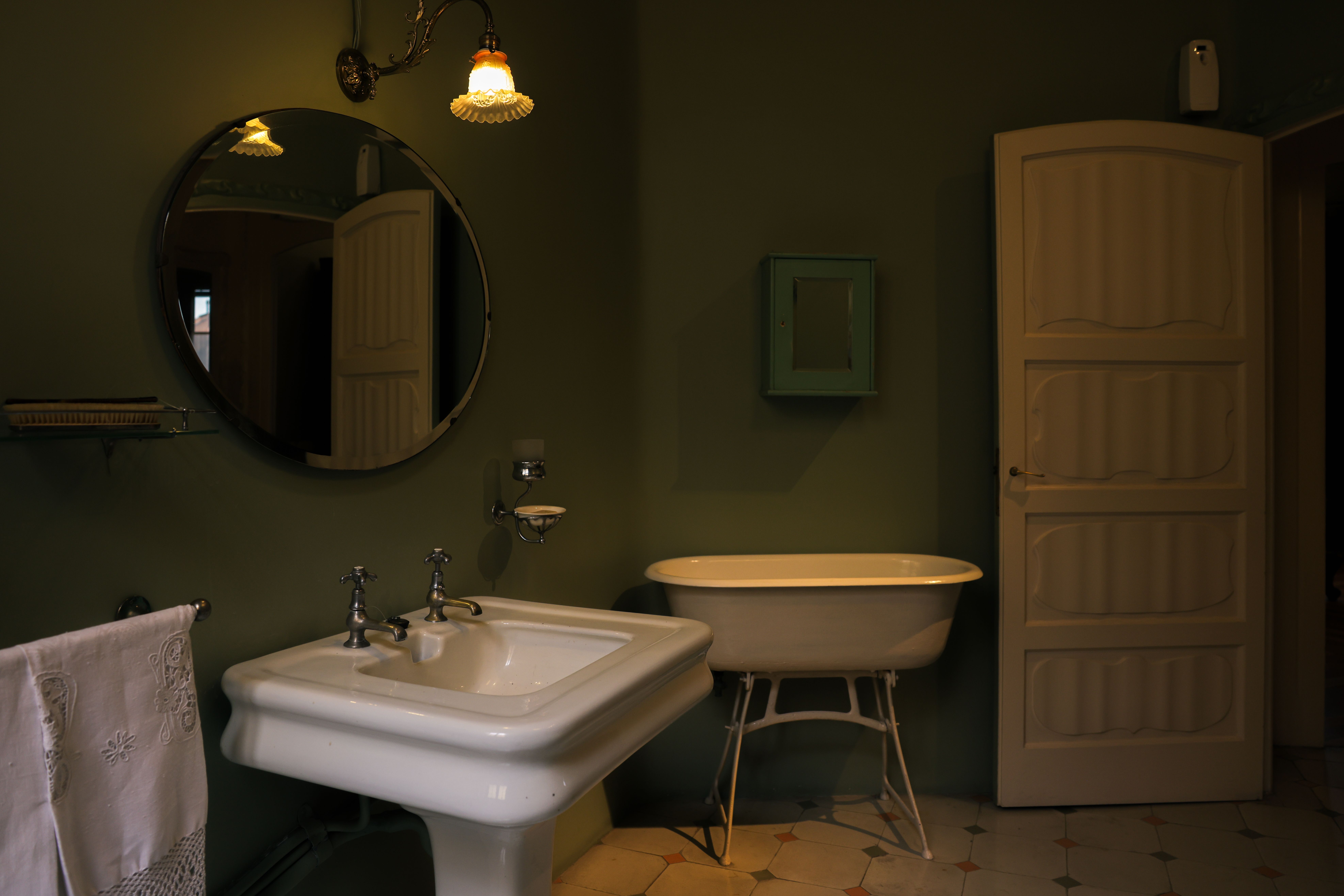 Bathroom before renovation